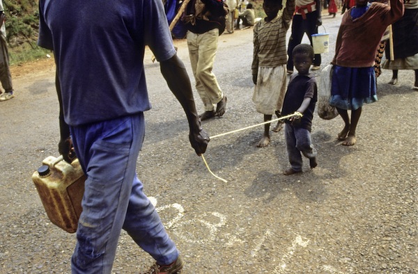 Refugees walk to Rwanda