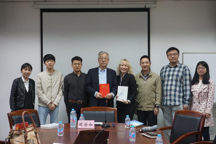 SIPRI's Dr Lora Saalman presents the Chinese translation of SIPRI Yearbook 2015 to Professor Shi Yuanhua, Director of the Center for China’s Relations with Neighboring Countries, and his students at Fudan University