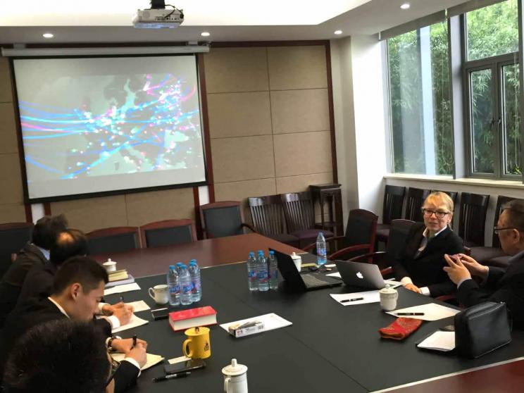 Professor Wang Dehua, Director of the Institute of South-Central Asia Studies, Shanghai Municipal Center for International Studies and SIPRI's Dr Lora Saalman exchange views on China, the United States, and India in cyberspace at the Pudong Academy of Reform and Development