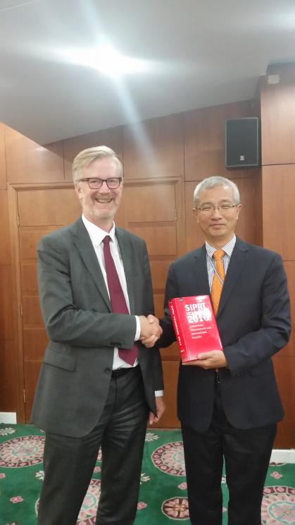 Mingjie, Vice President of the China Institutes of Contemporary International Relations, receives SIPRI Yearbook 2016 from SIPRI Director Dan Smith
