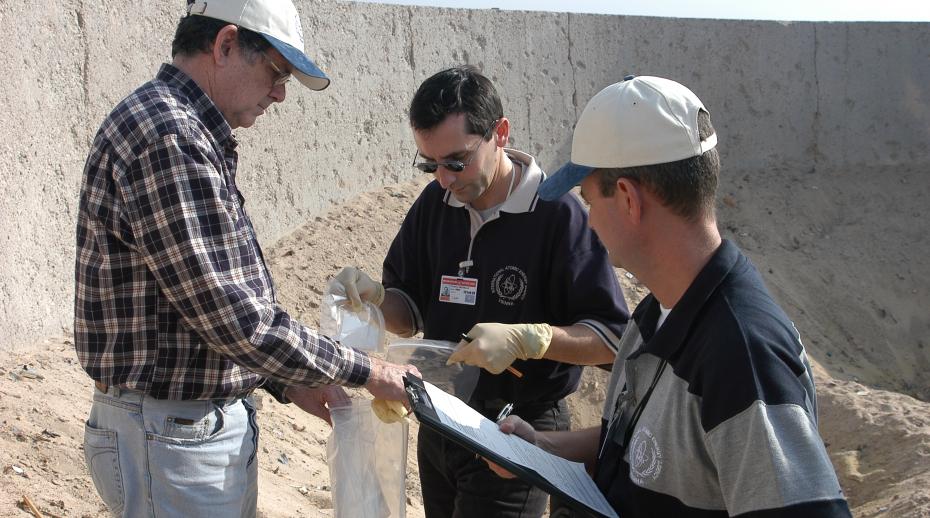 Robert Kelley with scientists from the French Atomic Energy Commission’s military applications division (CEA-DAM), during inspections in Iraq, December 2002. Photo: Petr Pavlicek / IAEA