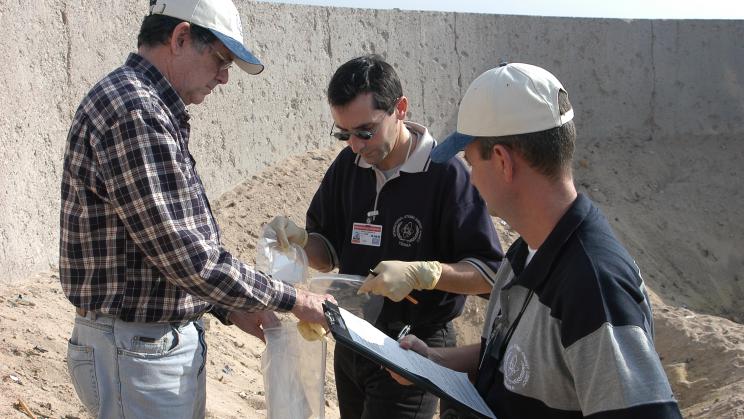 Robert Kelley with scientists from the French Atomic Energy Commission’s military applications division (CEA-DAM), during inspections in Iraq, December 2002. Photo: Petr Pavlicek / IAEA
